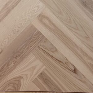 Fischgrätparkett Eiche Cashmere, helle elegante Optik, langlebig und pflegeleicht dank lackierter Oberfläche.