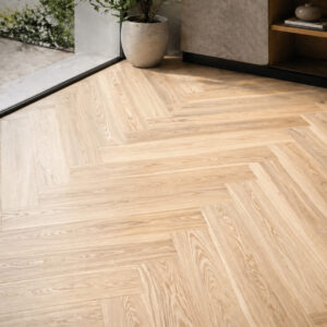 Fischgrätparkett Eiche Cashmere, helle elegante Optik, langlebig und pflegeleicht dank lackierter Oberfläche.